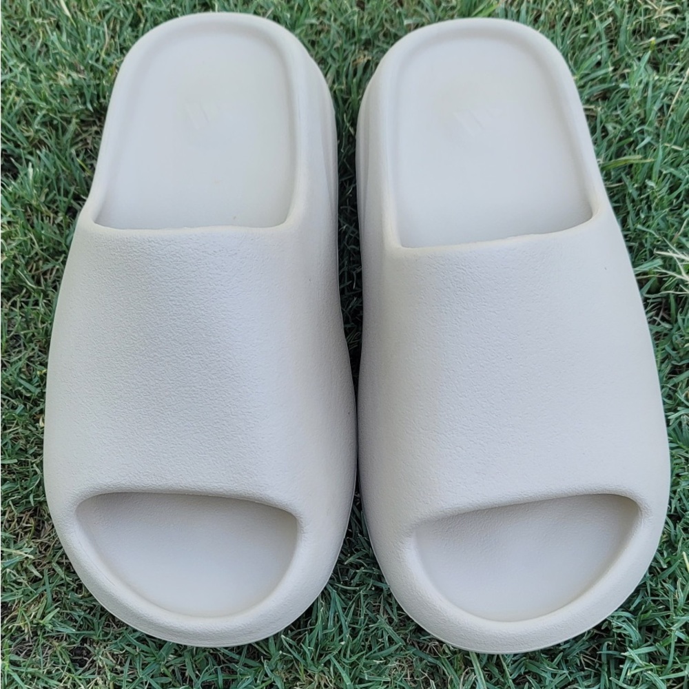 Yeezy Slides Size 6 (Pure)